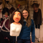Randilir Olava blir til. Her med dukkefører og modell Mona i dukkeverkstedet til Dukkenikkerne.